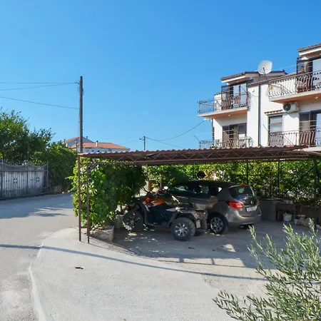 Mirjana Mit Parkplatz Apartment